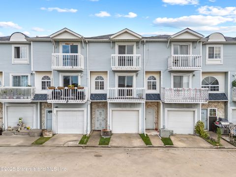 Photo of 38 Country Dr East Dr, Staten Island, NY 10314 (MLS # 2506556)