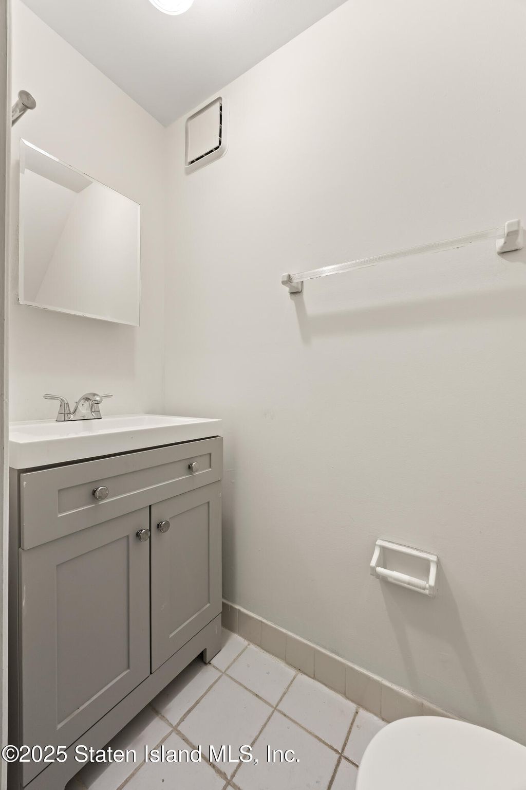 Photo of 38 Country Dr East Dr, Staten Island, NY 10314 (MLS # 2506556)