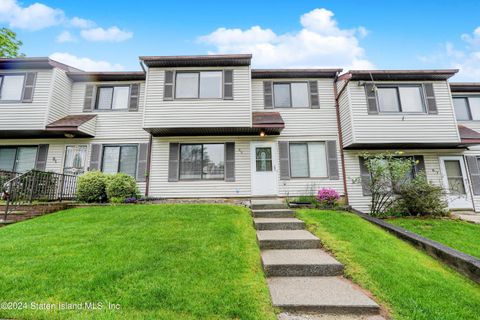 Photo of 89 Lombard Court, Staten Island, NY 10312 (MLS # 2402857)