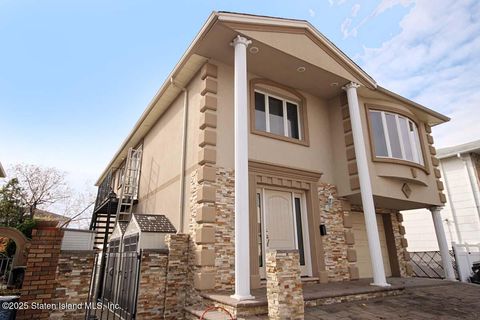 Photo of 158 Malone Avenue, Staten Island, NY 10306 (MLS # 2506705)