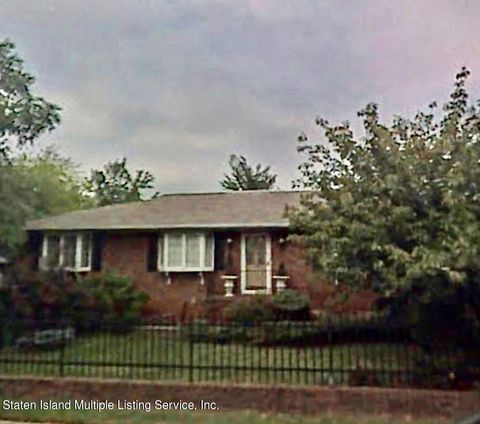 Photo of 236 Cambridge Avenue, Staten Island, NY 10314 (MLS # 2400159)