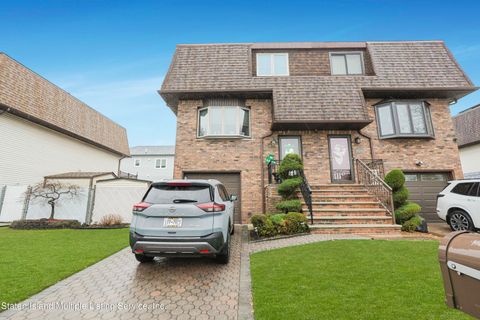 Photo of 131 Vespa Avenue, Staten Island, NY 10312 (MLS # 2401285)