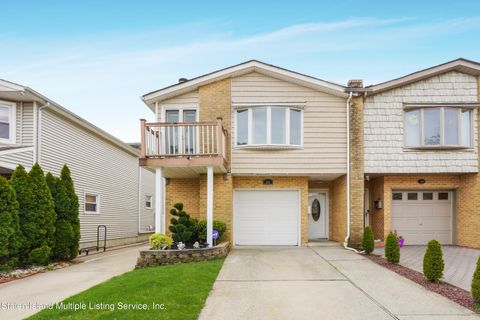 Photo of 24 Bowling Green Place, Staten Island, NY 10314 (MLS # 2401984)