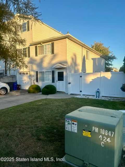 Photo of 30 Ithaca Street, Staten Island, NY 10306 (MLS # 2506019)