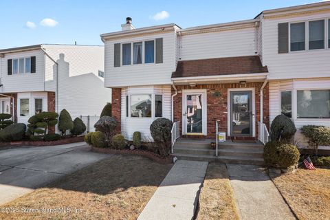 Photo of 22 Lyle Court, Staten Island, NY 10306 (MLS # 2500691)