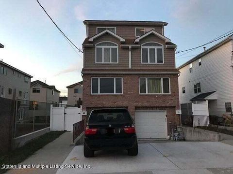 Photo of 85 Nugent Avenue, Staten Island, NY 10305 (MLS # 1164886)