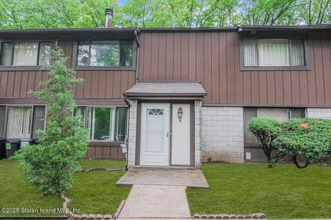 Photo of 4 Rumson Road, Staten Island, NY 10314 (MLS # 2502791)