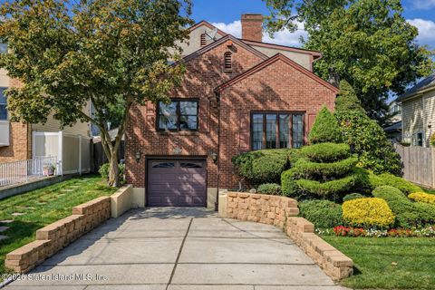 Photo of 713 Edgegrove Avenue, Staten Island, NY 10312 (MLS # 2601264)