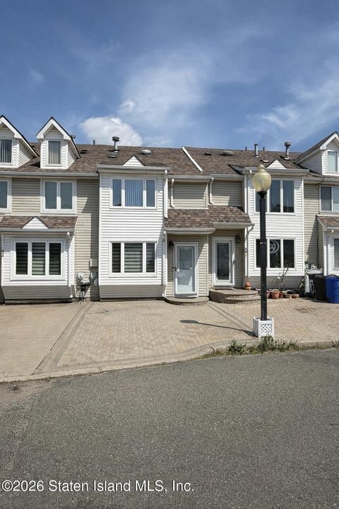 Photo of 32 Hirsch Lane, Staten Island, NY 10314 (MLS # 2602132)