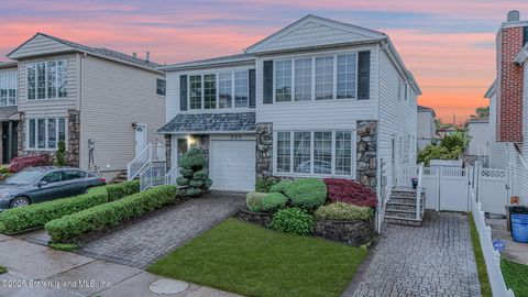 Photo of 520 Eltingville Boulevard, Staten Island, NY 10312 (MLS # 2502750)