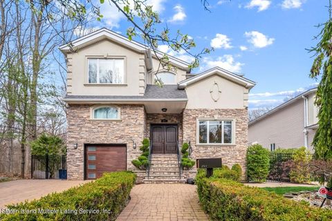 Photo of 297 Kingdom Avenue, Staten Island, NY 10312 (MLS # 1161470)