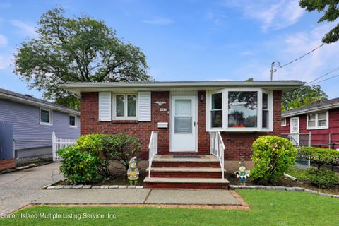 Photo of 596 College Avenue, Staten Island, NY 10314 (MLS # 1164246)
