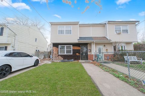 Photo of 312 Grandview Avenue, Staten Island, NY 10303 (MLS # 2501940)