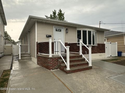 Photo of 72 Leverett Avenue, Staten Island, NY 10308 (MLS # 2504476)