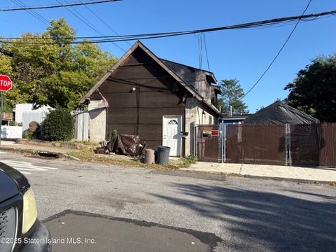 Photo of 204 Roma Avenue, Staten Island, NY 10306 (MLS # 2505909)