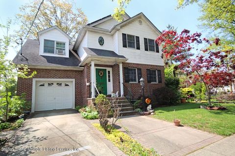 Photo of 176 Guyon Avenue, Staten Island, NY 10306 (MLS # 1161525)