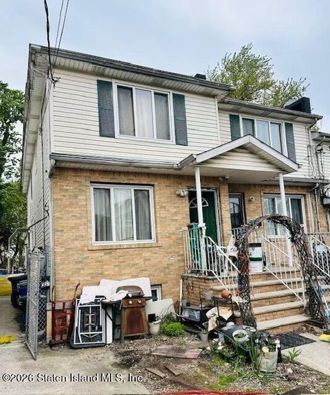 Photo of 24 Caroline Street, Staten Island, NY 10310 (MLS # 2602389)