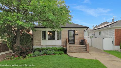 Photo of 40 Walker Place, Staten Island, NY 10312 (MLS # 1162456)