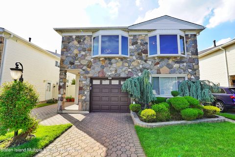 Photo of 28 Turf Road, Staten Island, NY 10314 (MLS # 1162920)