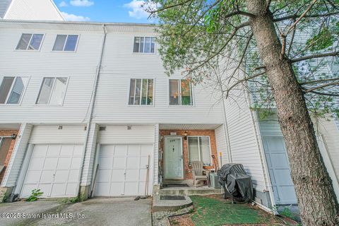 Photo of 171 Aspen Knolls Way, Staten Island, NY 10312 (MLS # 2505957)