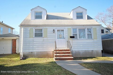 Photo of 535 Falcon Avenue, Staten Island, NY 10306 (MLS # 1160469)