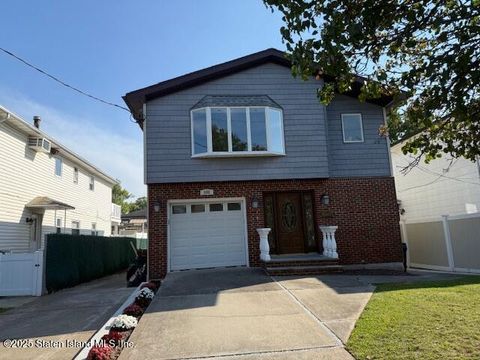 Photo of 688 Leverett Avenue, Staten Island, NY 10312 (MLS # 2505547)