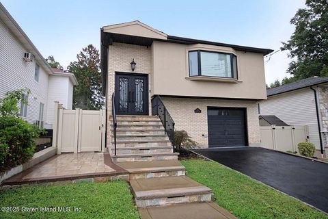 Photo of 17 Holcomb Avenue, Staten Island, NY 10312 (MLS # 2505140)