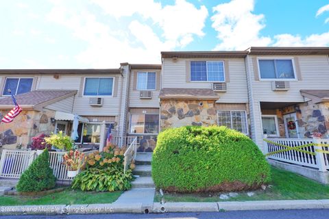 Photo of 7 Lynn Court, Staten Island, NY 10314 (MLS # 1164922)