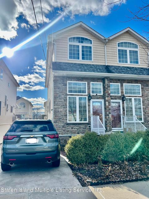 Photo of 658 Seaview Avenue, Staten Island, NY 10305 (MLS # 1165811)