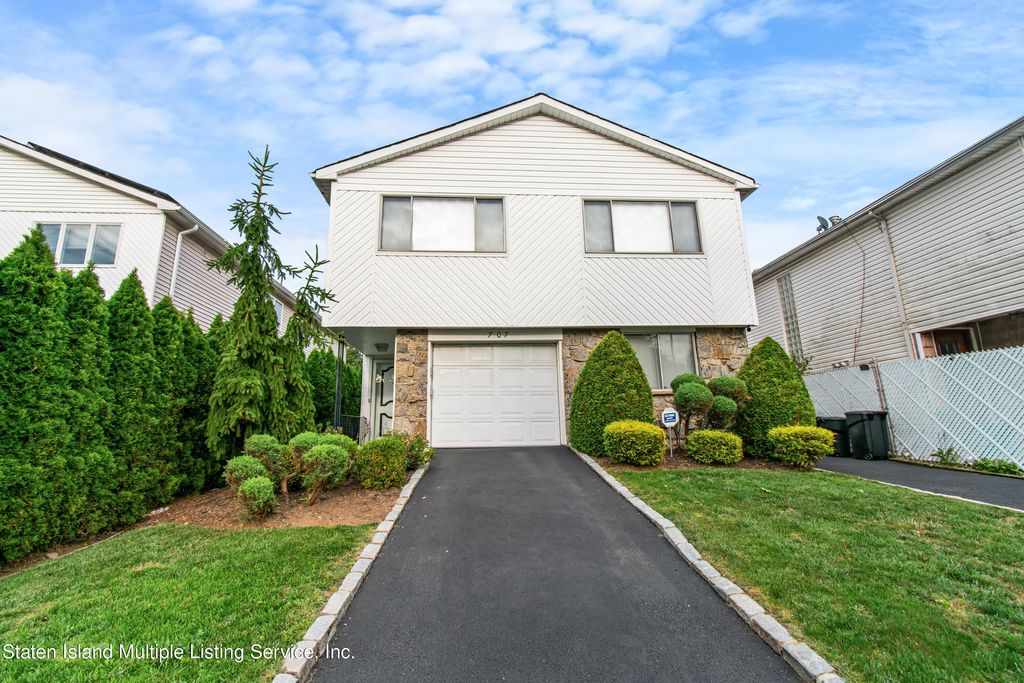 Photo of 707 Harris Avenue, Staten Island, NY 10314 (MLS # 1163920)