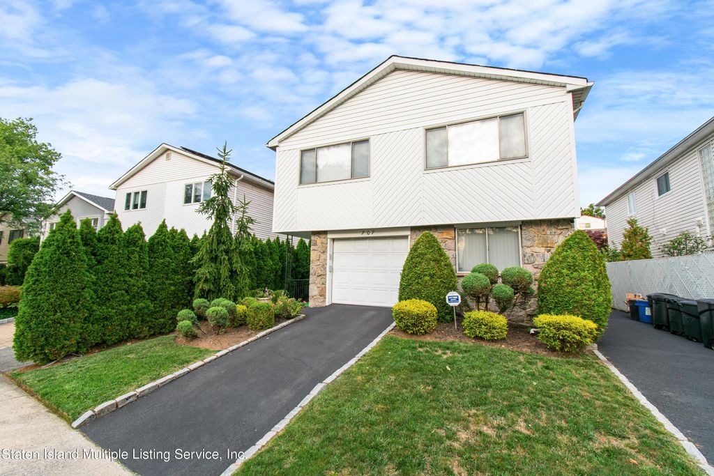 Photo of 707 Harris Avenue, Staten Island, NY 10314 (MLS # 1163920)