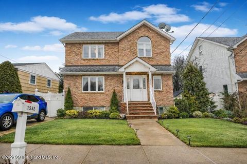 Photo of 1552 Drumgoole Road W, Staten Island, NY 10309 (MLS # 2600902)