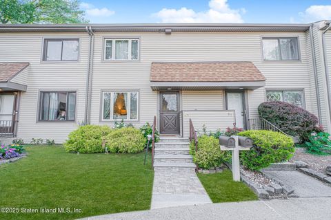 Photo of 61 Bower Court, Staten Island, NY 10309 (MLS # 2504272)