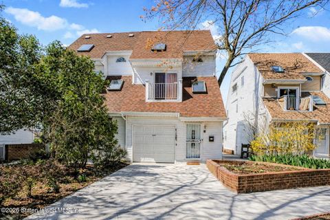 Photo of 105 Tompkins Circle, Staten Island, NY 10301 (MLS # 2602027)