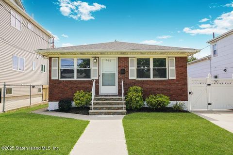 Photo of 366 Cromwell Avenue, Staten Island, NY 10305 (MLS # 2504819)