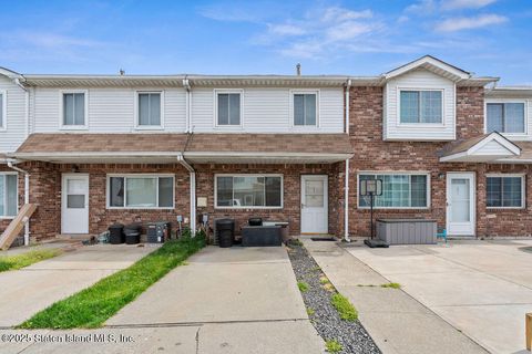 Photo of 63 Country Drive N, Staten Island, NY 10314 (MLS # 2502409)