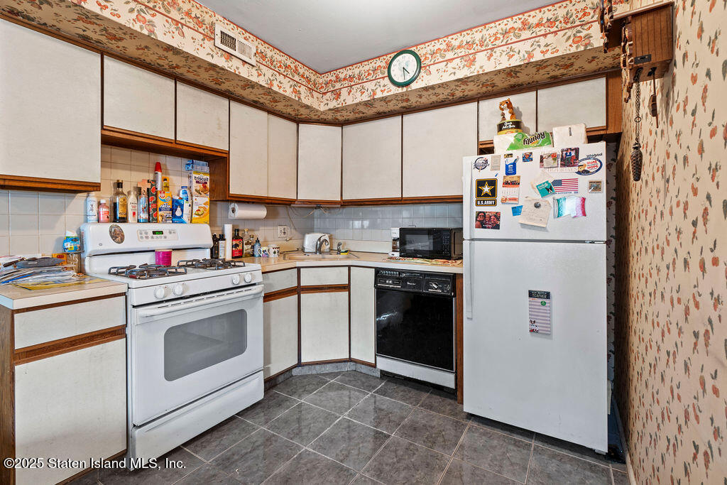 63 Country Drive, Staten Island, New York image 3