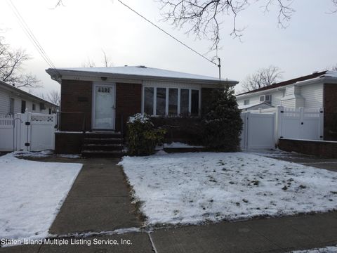 Photo of 136 Woods Of Arden Road, Staten Island, NY 10312 (MLS # 2400375)