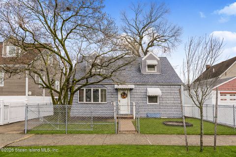 Photo of 29 Maplewood Place, Staten Island, NY 10306 (MLS # 2601411)