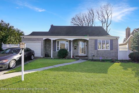 Photo of 10 Roman Avenue, Staten Island, NY 10314 (MLS # 1160642)