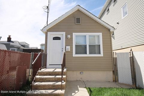 Photo of 502 Midland Avenue, Staten Island, NY 10306 (MLS # 1164124)