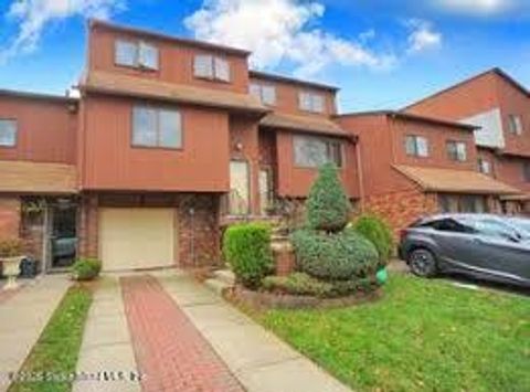 Photo of 65 Stanwich Street, Staten Island, NY 10304 (MLS # 2601959)
