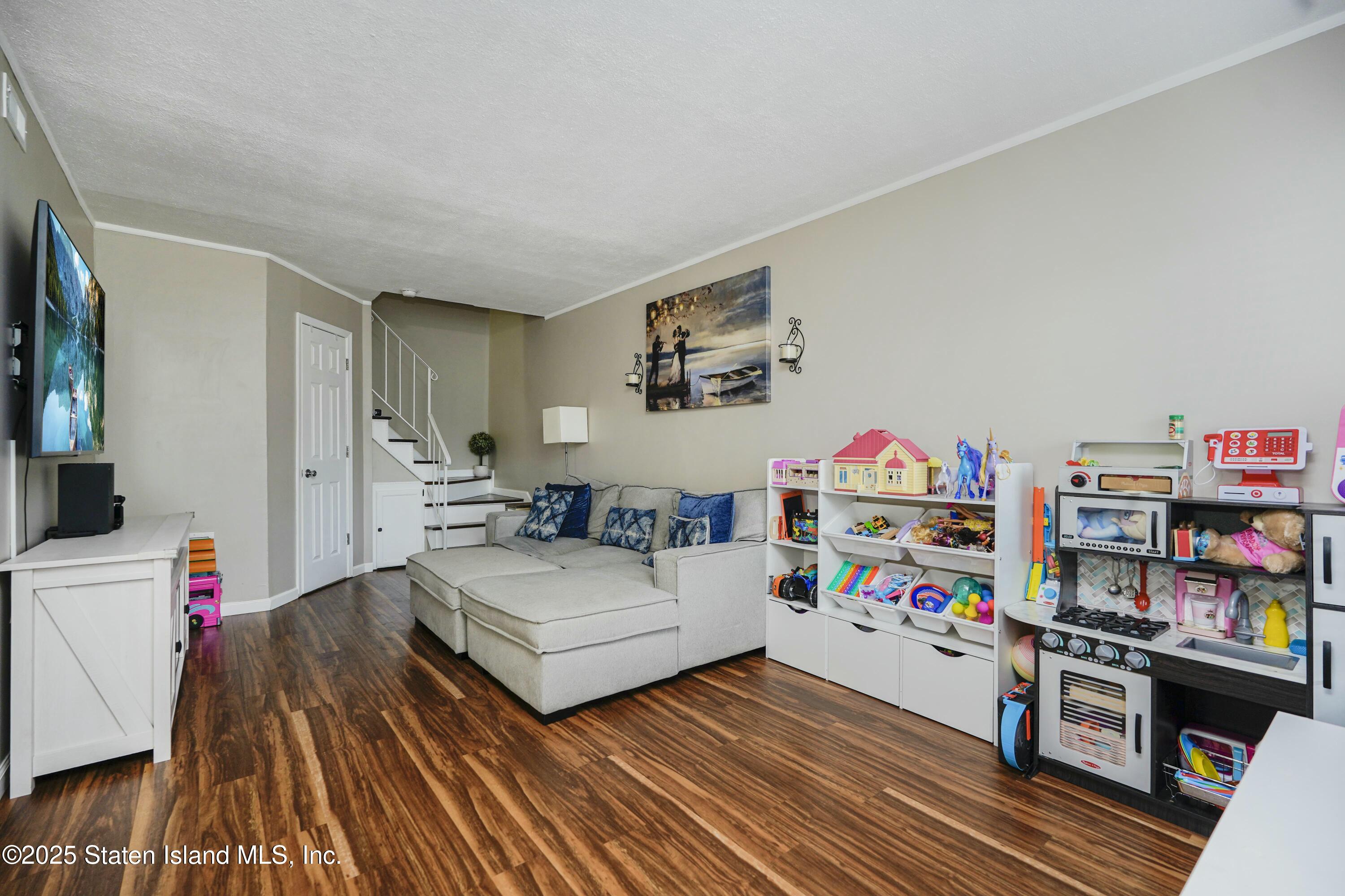 91 Selvin Loop Loop, Staten Island, New York image 3