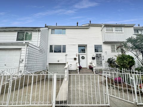 Photo of 23 Dover Green, Staten Island, NY 10312 (MLS # 1164539)