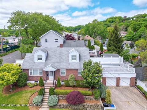 Photo of 16 Hunter Street, Staten Island, NY 10304 (MLS # 2402820)