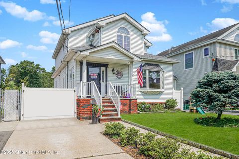 Photo of 127 Cloverdale Avenue, Staten Island, NY 10308 (MLS # 2504446)