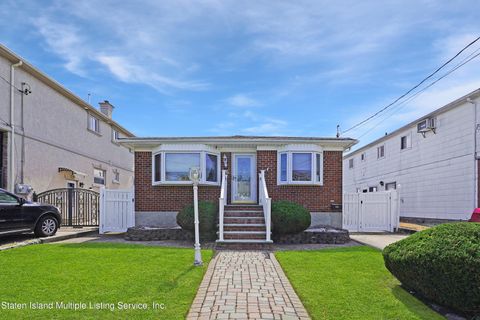 Photo of 86 Cameron Avenue, Staten Island, NY 10305 (MLS # 1164116)