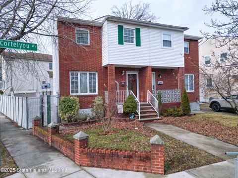 Photo of 476 Cortelyou Avenue, Staten Island, NY 10312 (MLS # 2500564)