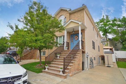 Photo of 49 El Camino Loop, Staten Island, NY 10309 (MLS # 1160739)