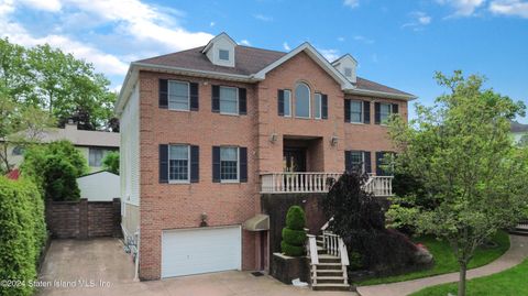 Photo of 25 Aviva Court, Staten Island, NY 10307 (MLS # 2405626)